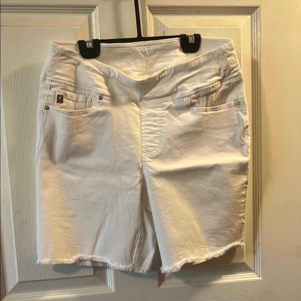 Belle by Kim Gravel White Women's Bermuda Shorts